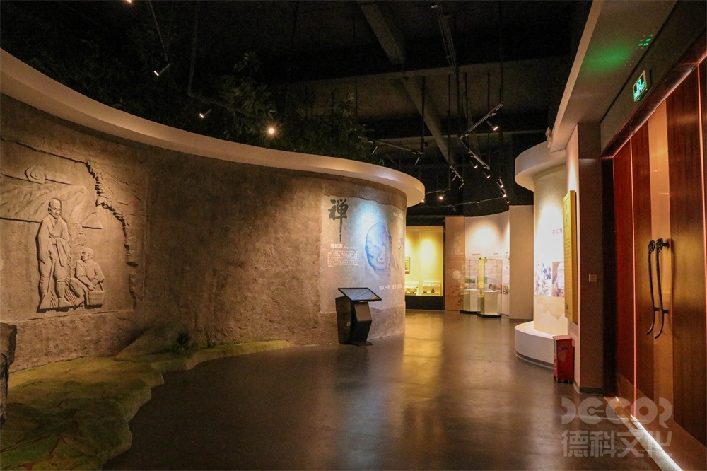 在廣州展館裝修中如何考慮展示品的燈光和影響？