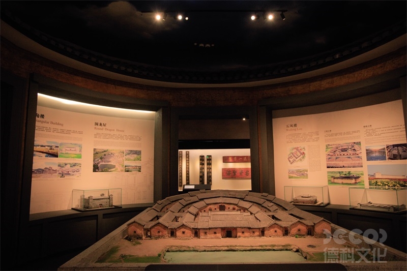 展覽館設計中，如何考慮觀眾的社交互動和交流需求？