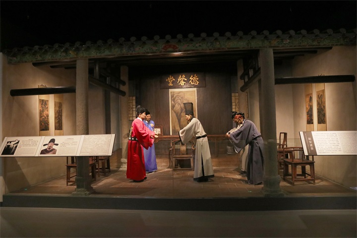 雕塑博物館裝修的展示柜應(yīng)如何設(shè)計(jì)以便于觀賞和保護(hù)雕塑？